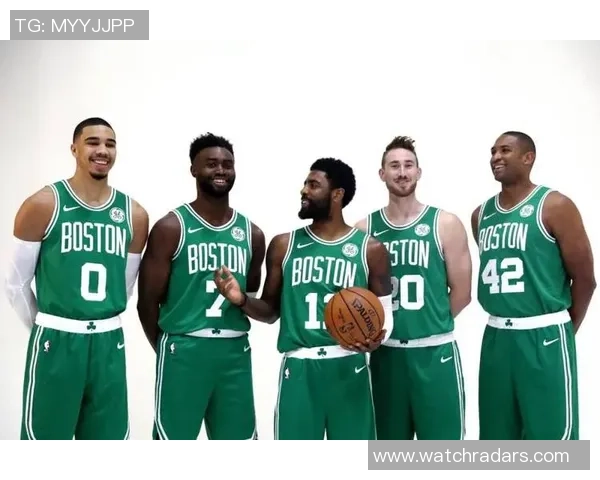 凯尔特人球迷愤怒抗议向球场投掷网球和橘子满地杂物引发混乱