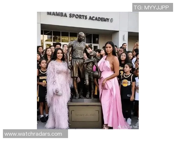 科嫂瓦妮莎携大女儿娜塔莉亚现身湖人主场观看赛季揭幕战惊艳全场 科嫂瓦妮莎携大女儿娜塔莉亚现身湖人主场观看赛季揭幕战惊艳全场